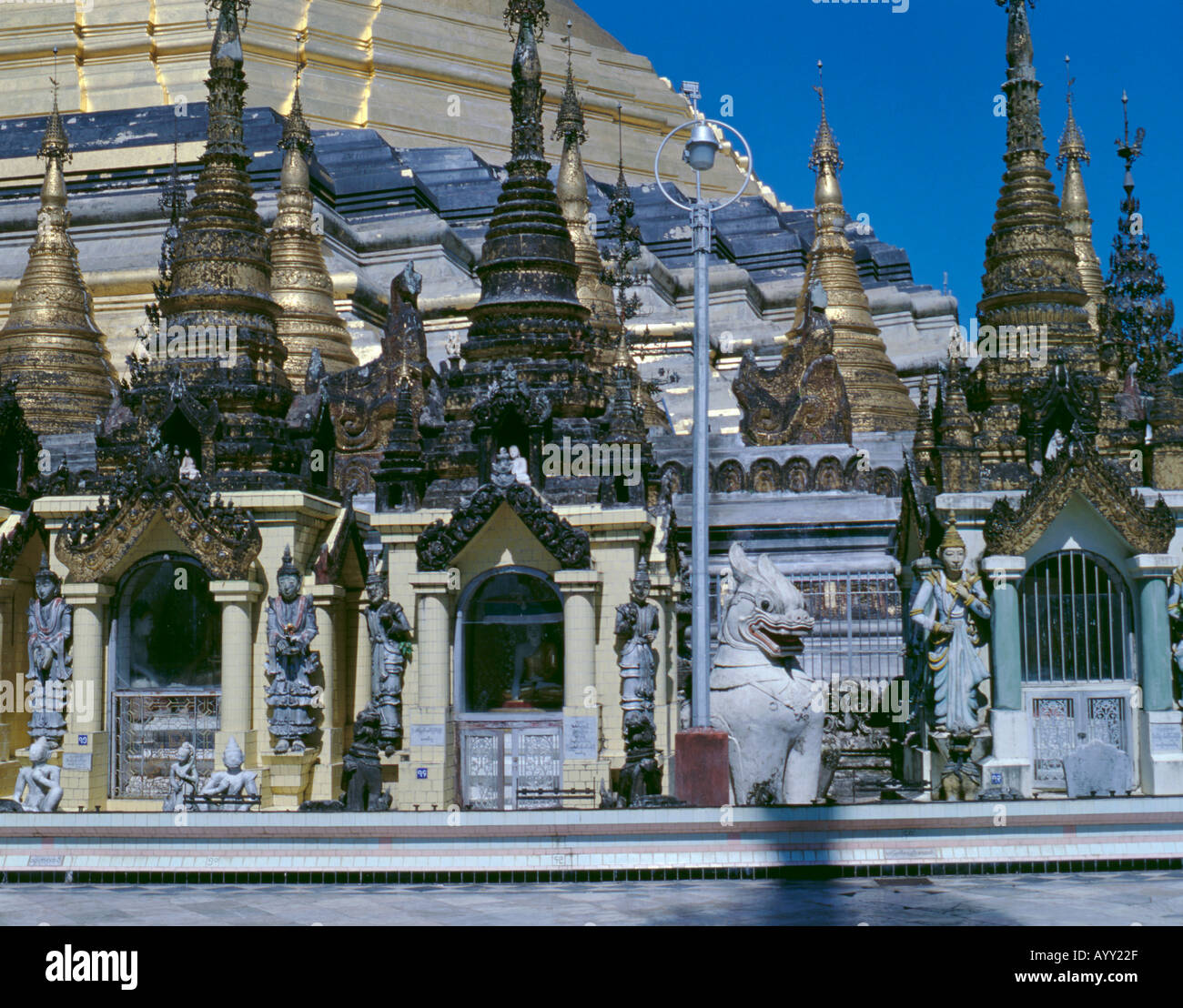 Santuari alla base dei principali stupa, swedagon pagoda complessa, Rangoon, myanmar, asia. Foto Stock