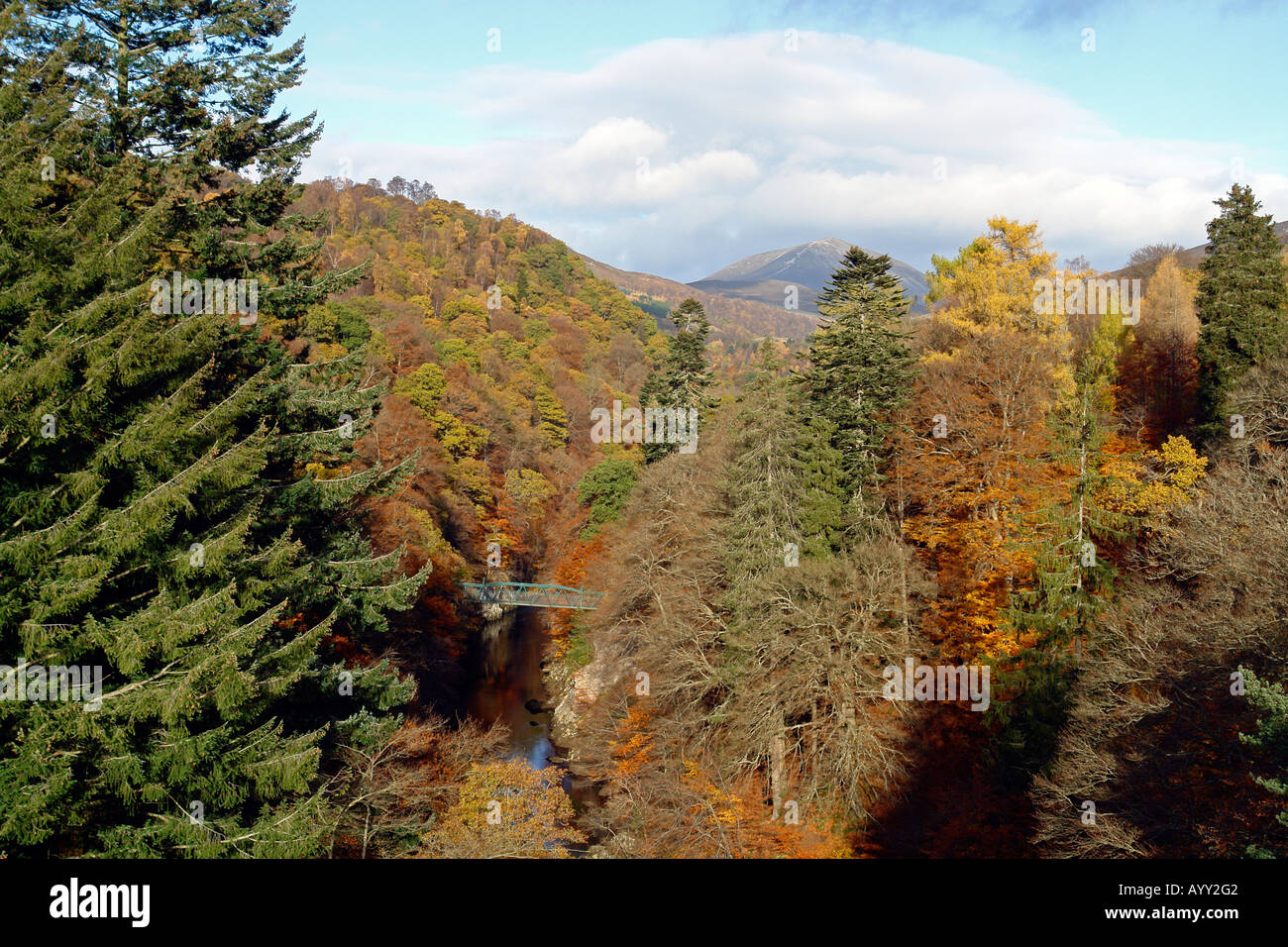 Autunno soleggiata vista del ponte sul fiume Garry nei pressi di Killiecrankie in Perthshire Scozia Scotland Foto Stock