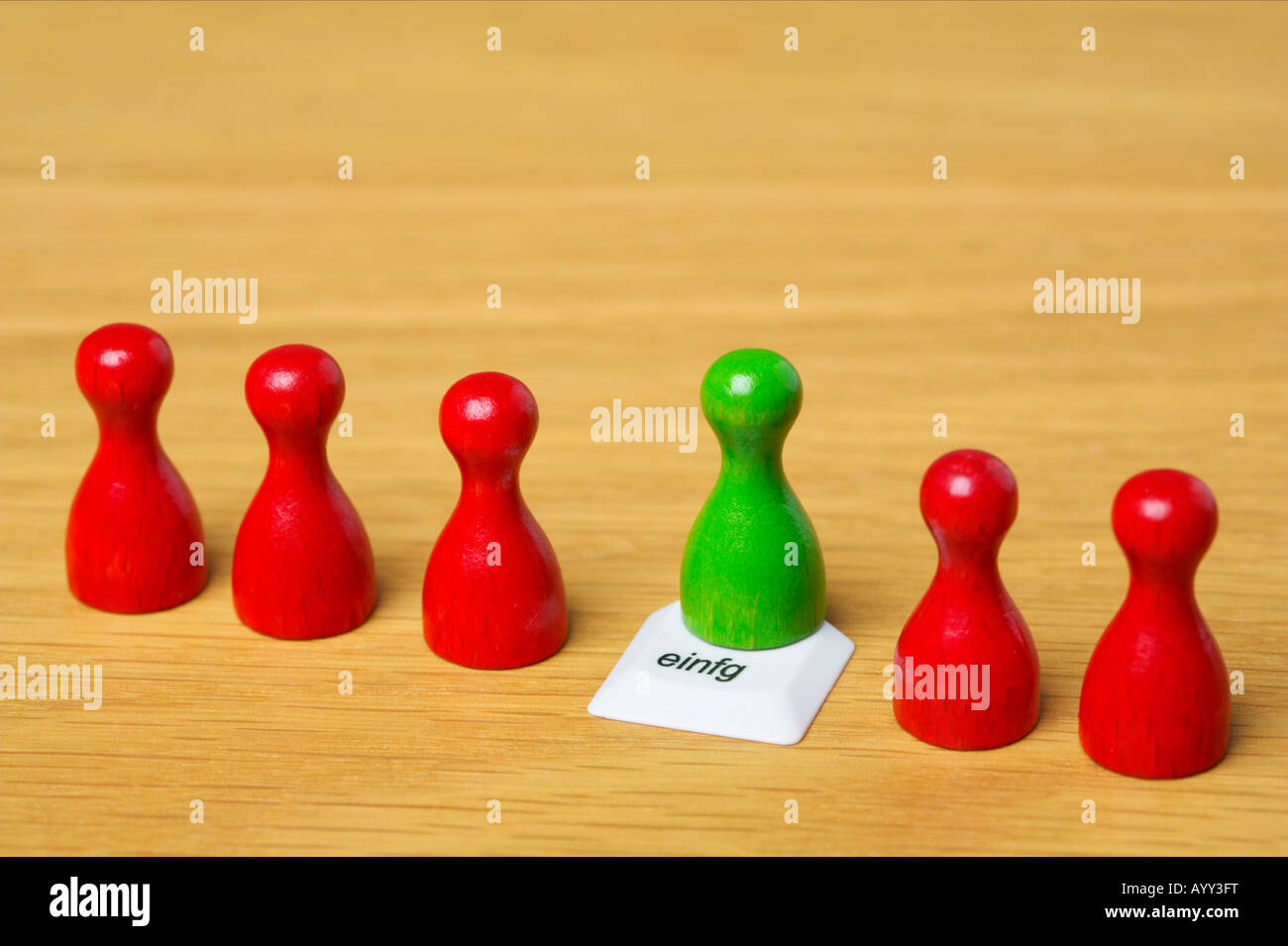 Gioco verde pezzo sul passato chiave in una riga rossa con i pezzi di gioco Foto Stock