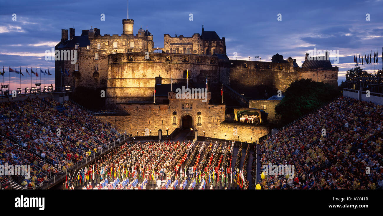 La Edinburgh Tattoo militare presso il Castello di Edimburgo, Scozia, Regno Unito. Foto Stock