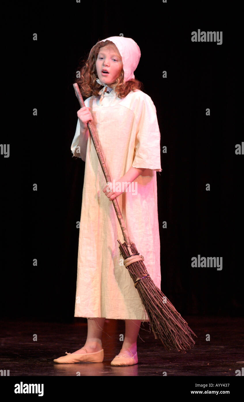 Una bambina vestito come un vecchio cleaner durante un gioco di Les Miserables Foto Stock