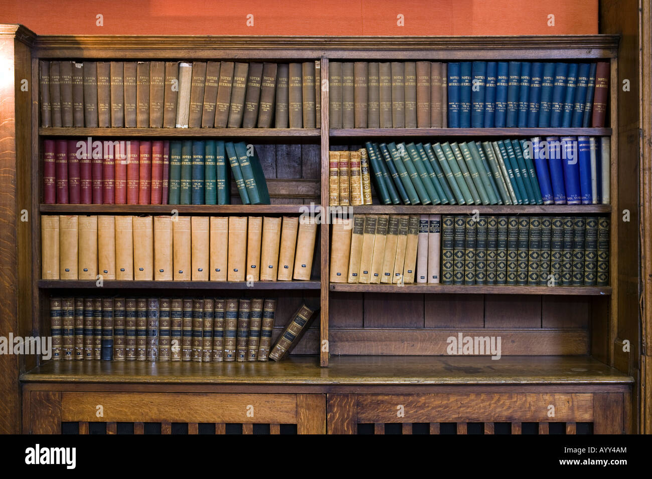 Libro scaffali con pelle vecchi libri rilegati Foto Stock