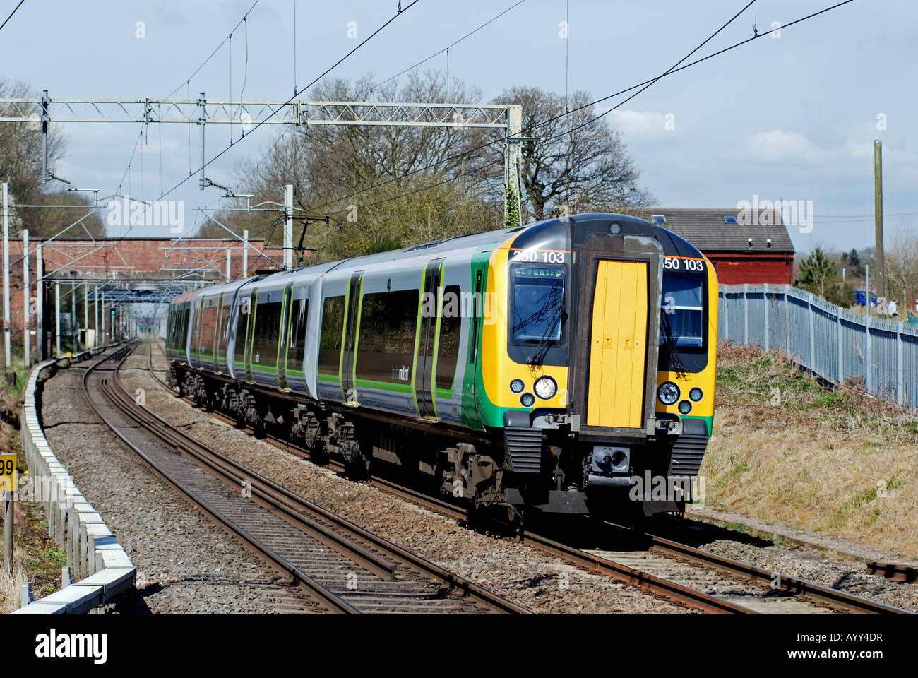 London Midland Desiro treno elettrico a Berkswell, West Midlands, England, Regno Unito Foto Stock