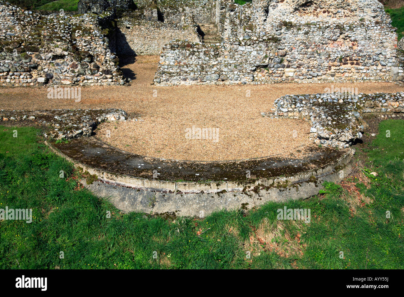 Scavato Fondamenti dell abside della Cappella normanna e castello in rovina le pareti a North Elmham, Norfolk, Regno Unito. Foto Stock