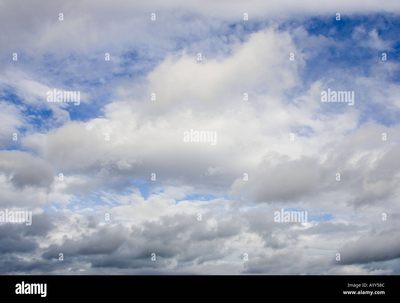 Blu cielo con soffice bianco nuvole cumulus Foto Stock