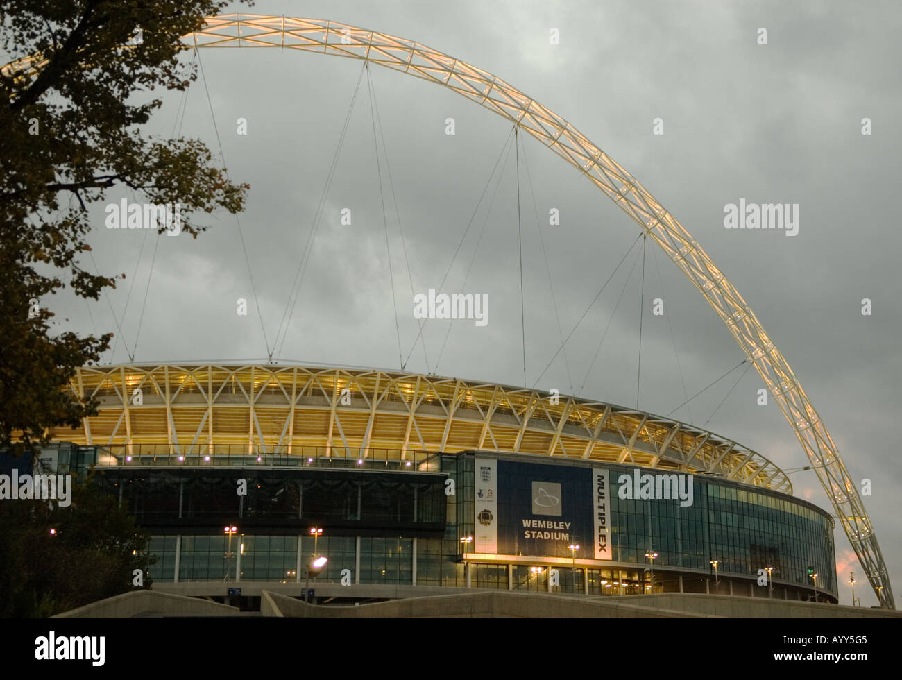 Illuminata colpo di arco e lo stadio di Wembley a crepuscolo presi da Empire way Foto Stock