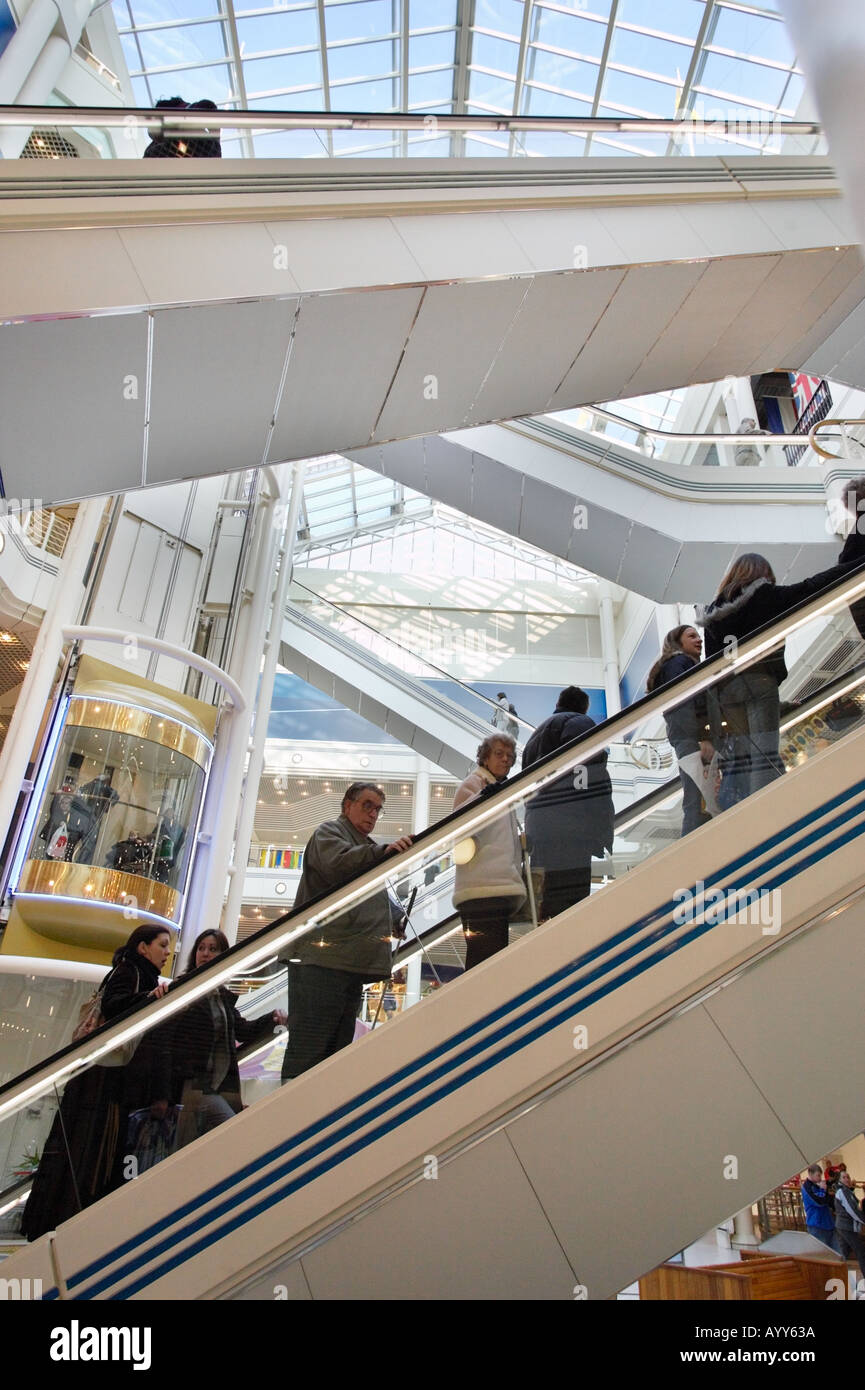 Scale mobili all'interno di Princes Quay shopping center Hull East Yorkshire England Regno Unito Foto Stock
