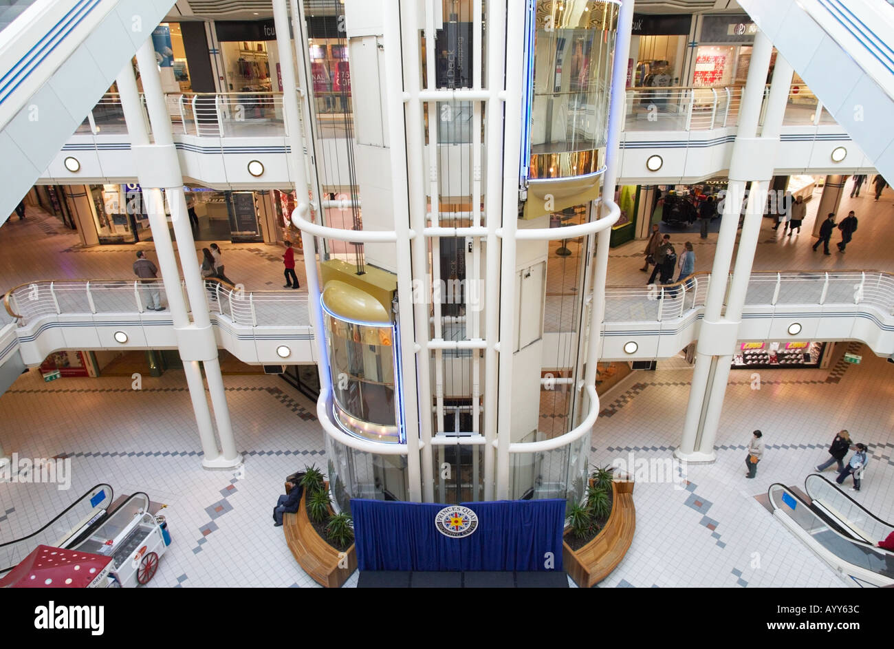 Sollevare all'interno di Princes Quay Shopping Centre, Hull, East Yorkshire, Regno Unito Foto Stock