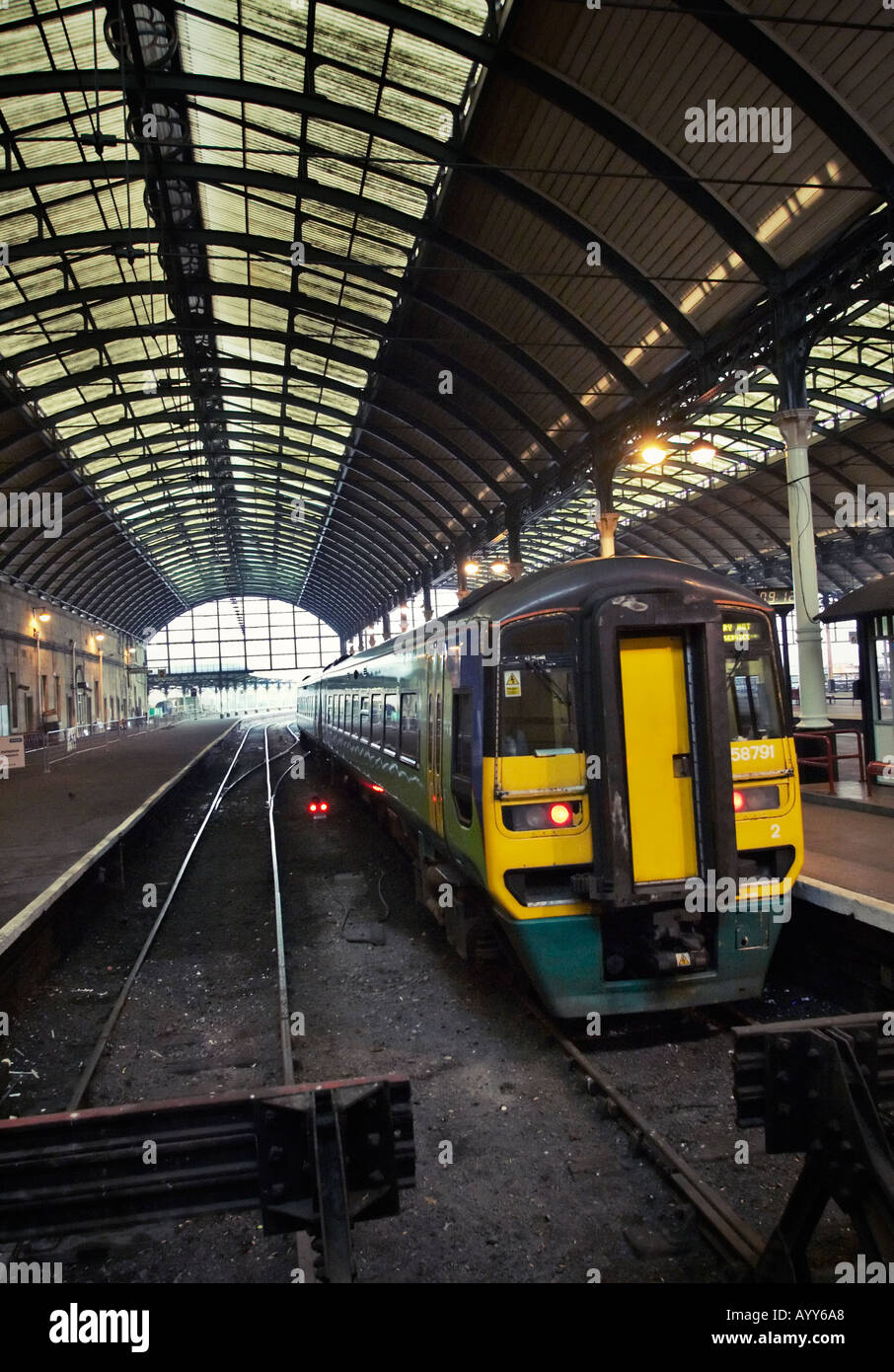 Piattaforme e treno a Paragon stazione ferroviaria, Hull, East Yorkshire, Inghilterra, Regno Unito Foto Stock