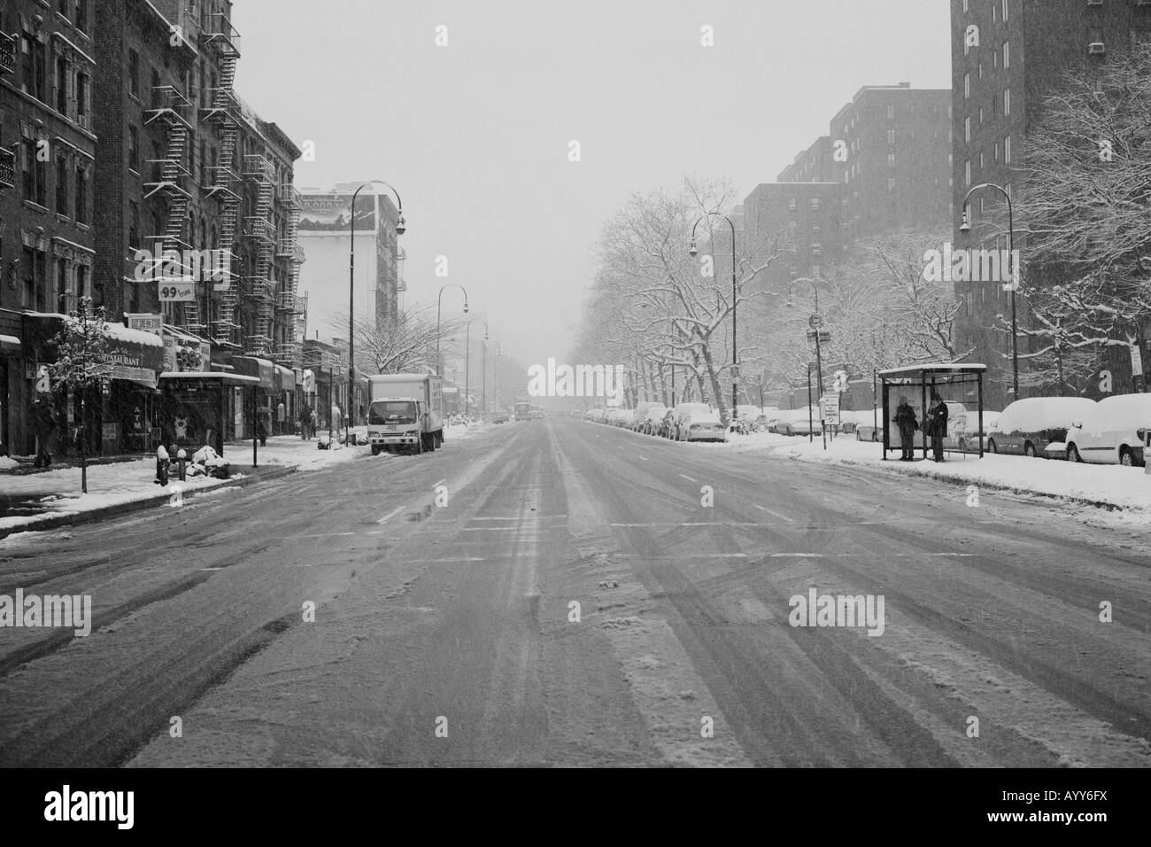 Una vista di 14th street e Avenue B durante una tempesta di neve a New York City il 11 febbraio 2008 Foto Stock
