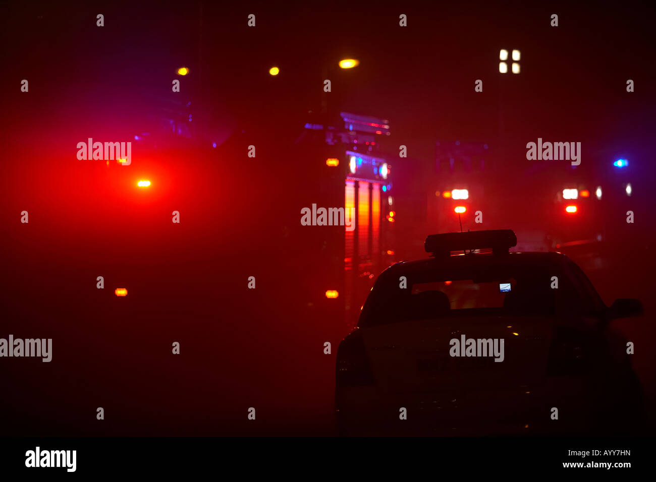 Irlanda del nord il fuoco e il servizio di soccorso gara di fuoco camion seduti al ciglio della strada con auto firechiefs in fumo Foto Stock