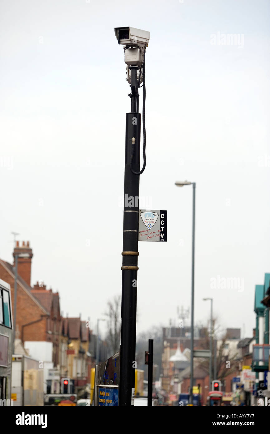 Una telecamera TVCC ad Alta al di sopra di High Street in Kings Heath Birmingham REGNO UNITO Foto Stock