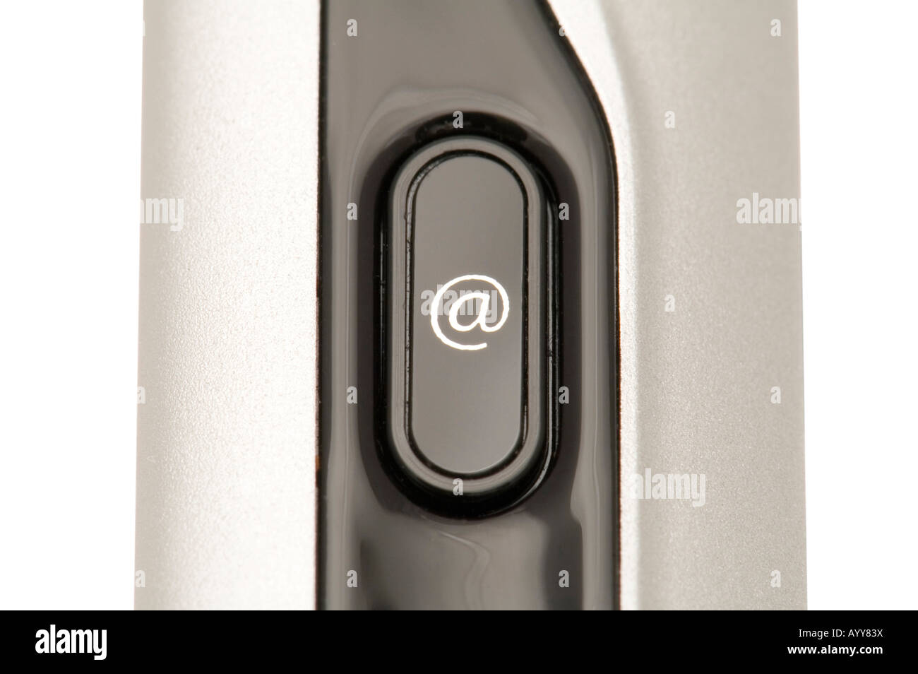Oggetto bianco sul telefono cellulare con e pulsante mail Foto Stock