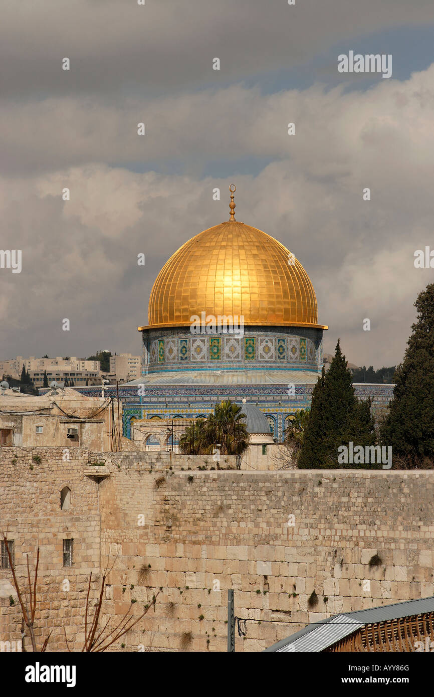 Israele Gerusalemme Città Vecchia La Cupola della Roccia e il Muro Occidentale come si vede dal quartiere ebraico Foto Stock