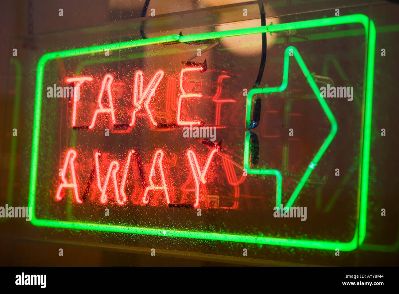 Un neon di take away segno nella finestra di un pesce e chip shop a Blackpool Regno Unito Foto Stock