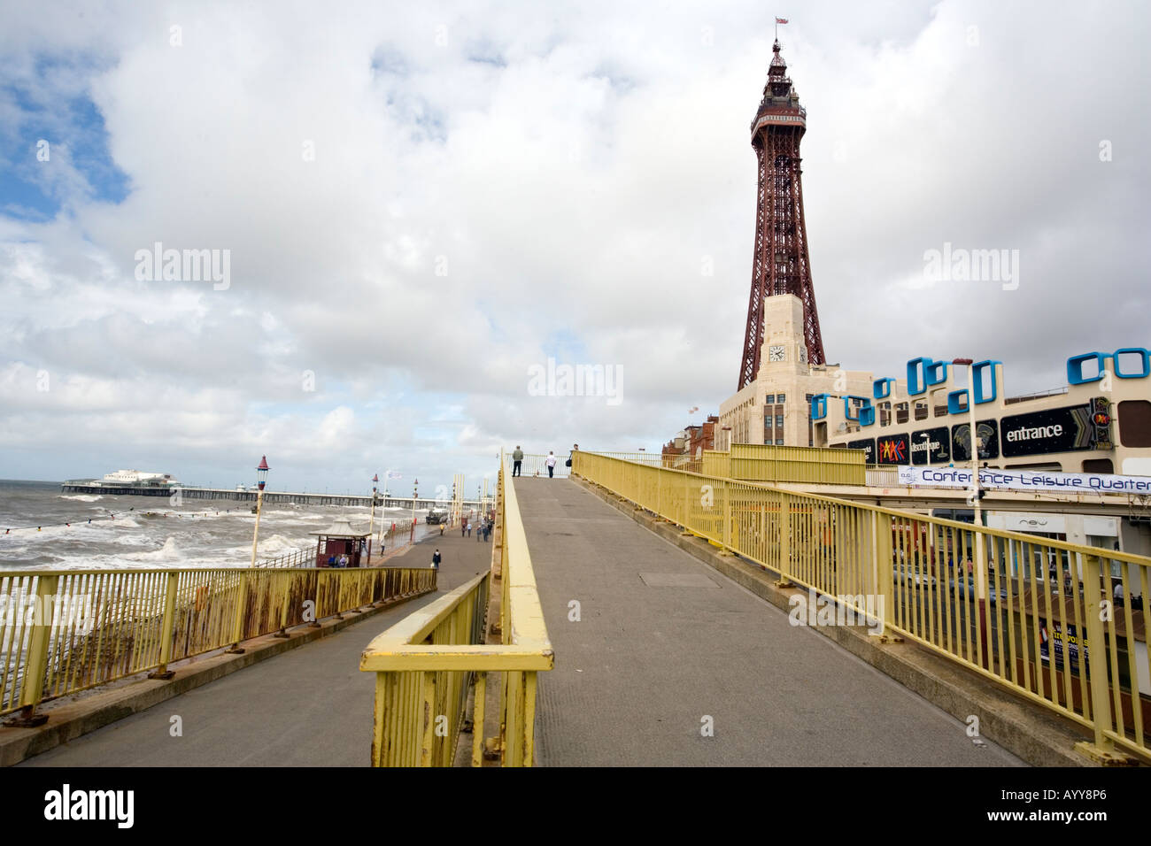 Un vile passeggiata sul lungomare di Blackpool località balneare nel Regno Unito dalla torre di Blackpool è in background Foto Stock