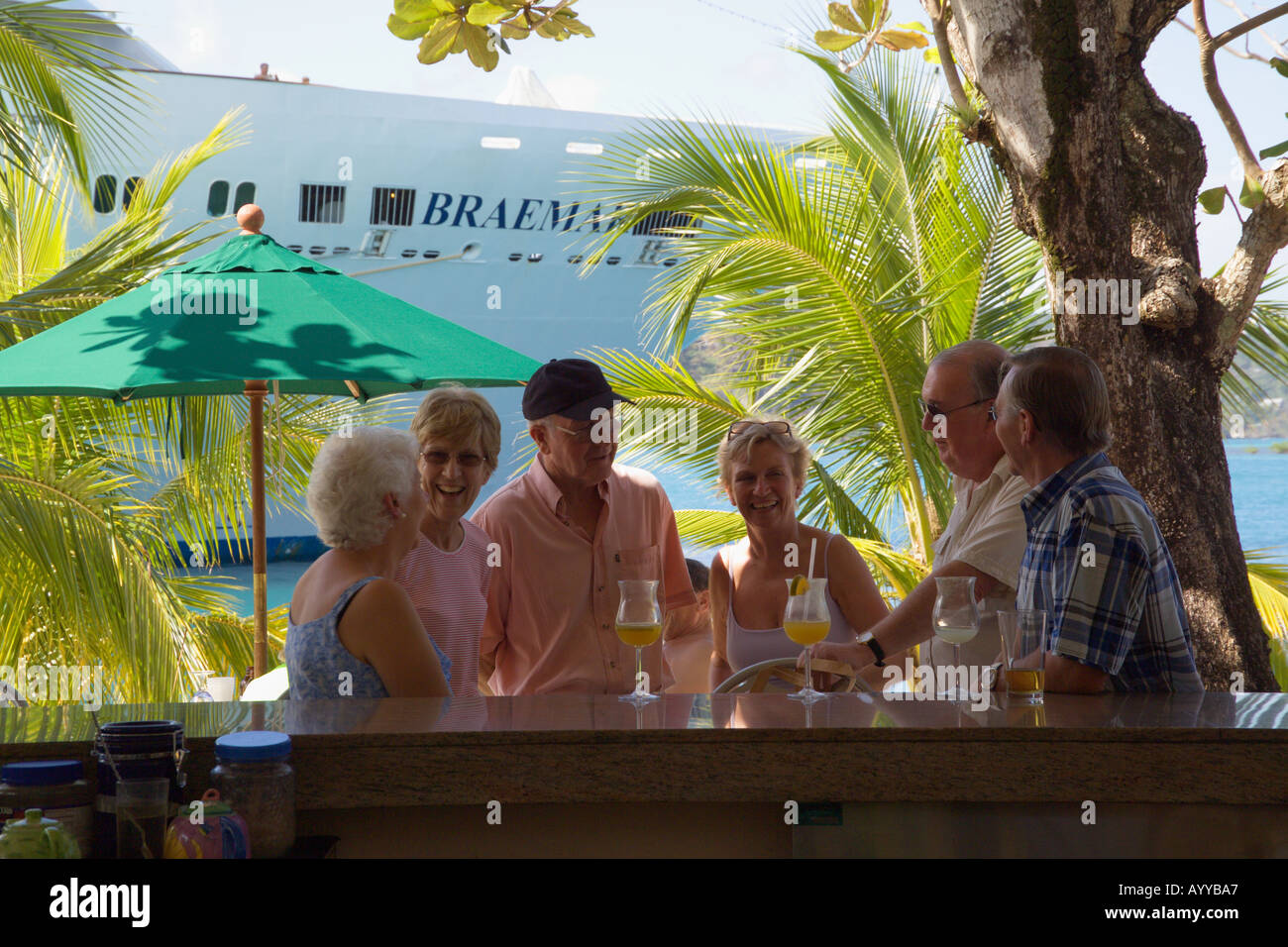 Un Bar Sulla Spiaggia E Una Nave Da Crociera Port Antonio