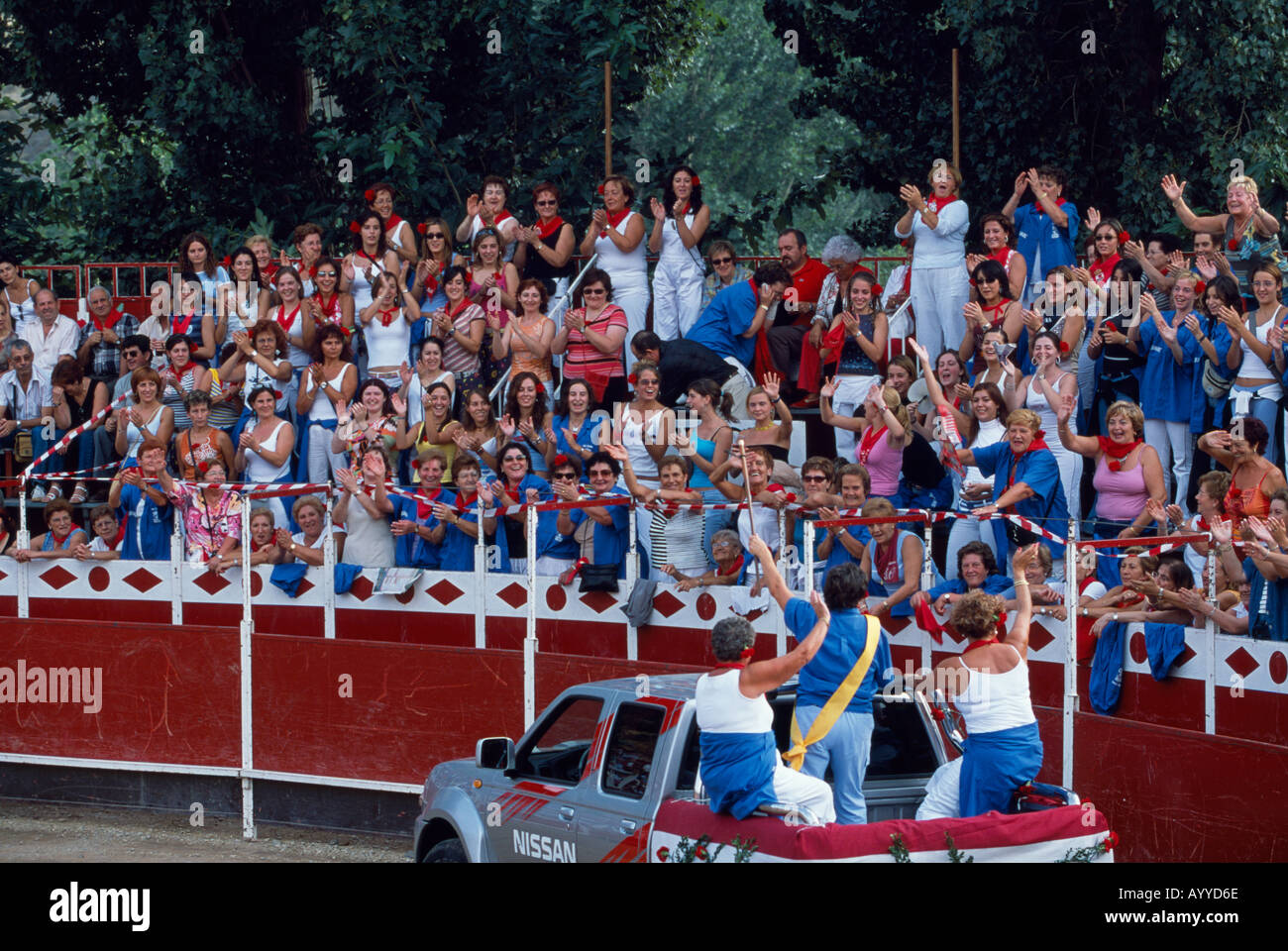 Gli spettatori femmina raccogliere e cantare prima di una corrida sulla Fiesta di Womens giorno nelle corride anello di Autol Foto Stock