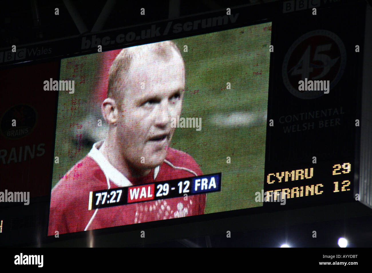Martin Williams sul grande schermo al Millenium Stadium di Cardiff, Grand Slam vittoria in attesa di 3 minuti, 2008 Foto Stock