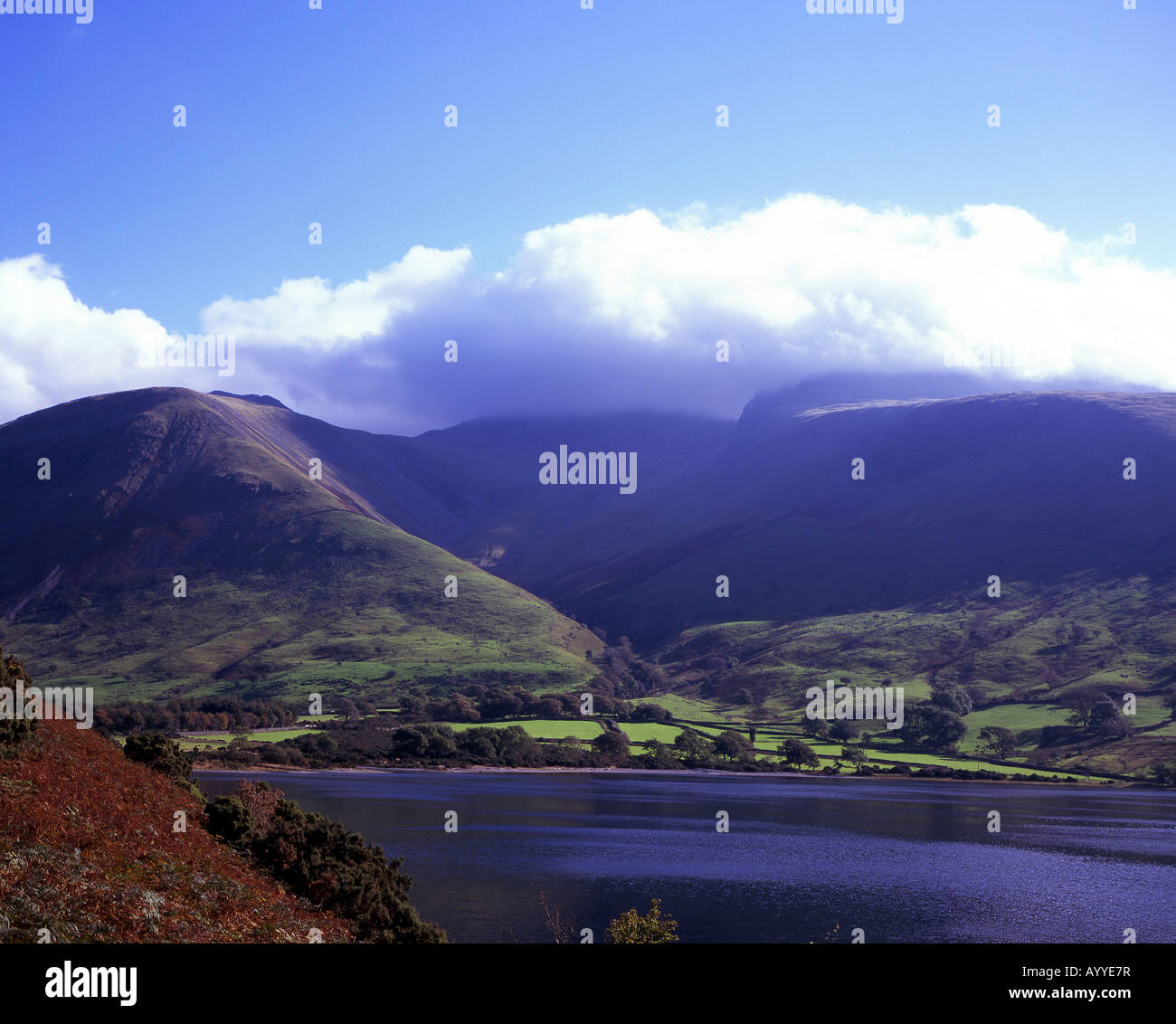 La luce del sole illuminando le basse pendici di Lingmell e Riva di Wastwater Wasdale con Scafell Pike in background Cumbria Foto Stock