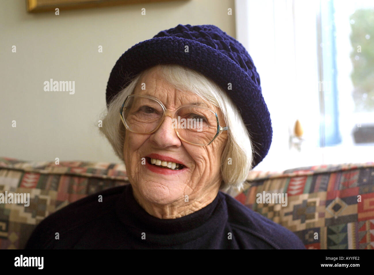 Sorridente donna anziana Foto Stock
