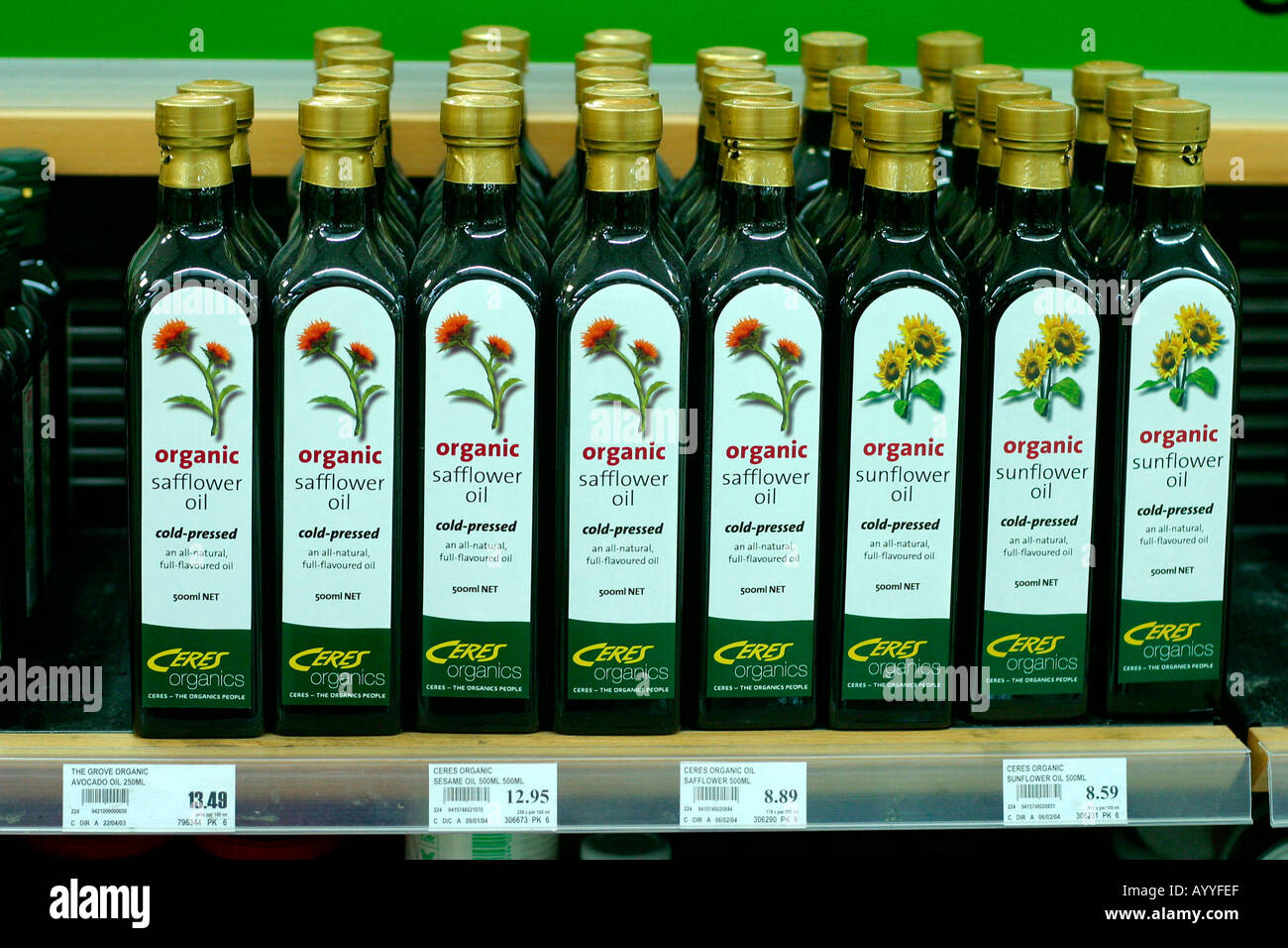Organici di olio di cartamo nel supermercato Foto Stock