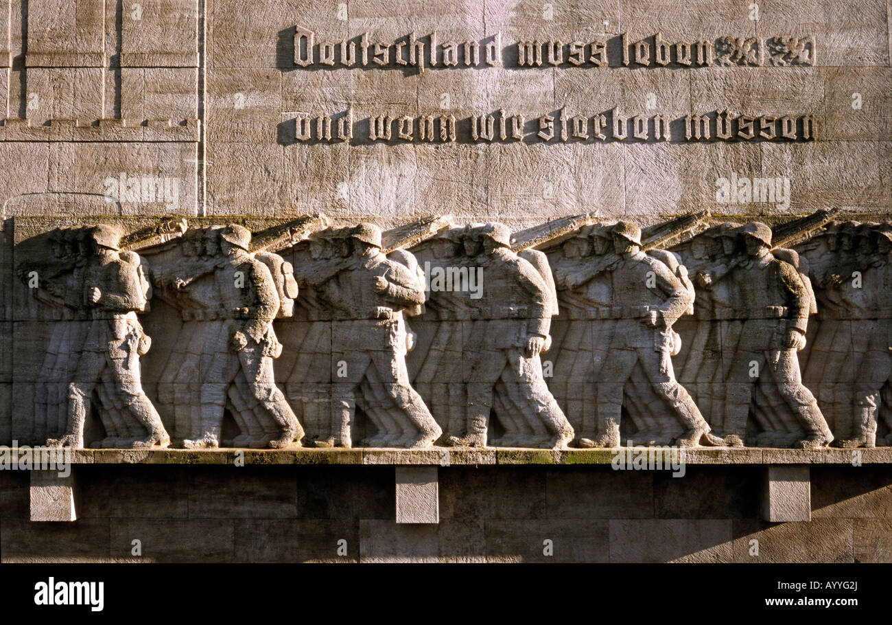 Controverso monumento ai caduti in guerra di commemorazione caduti soldati della Wehrmacht di seconda guerra mondiale nella città tedesca di Amburgo. Foto Stock