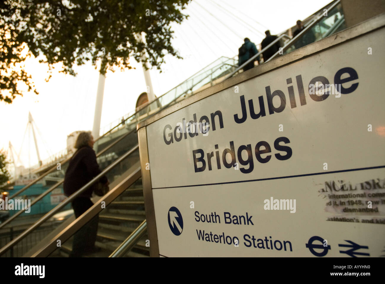 Il Golden Jubilee ponti strada segno Londra Inghilterra Foto Stock