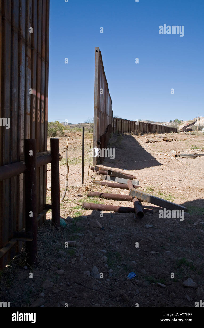 Interruzione nel recinto di confine che separa USA e Messico Foto Stock
