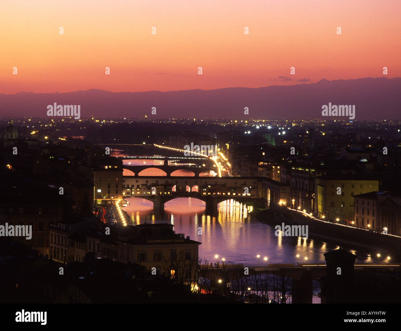 Da Ponte Vecchio e dal fiume Arno al tramonto / notte Firenze Toscana Italia Foto Stock