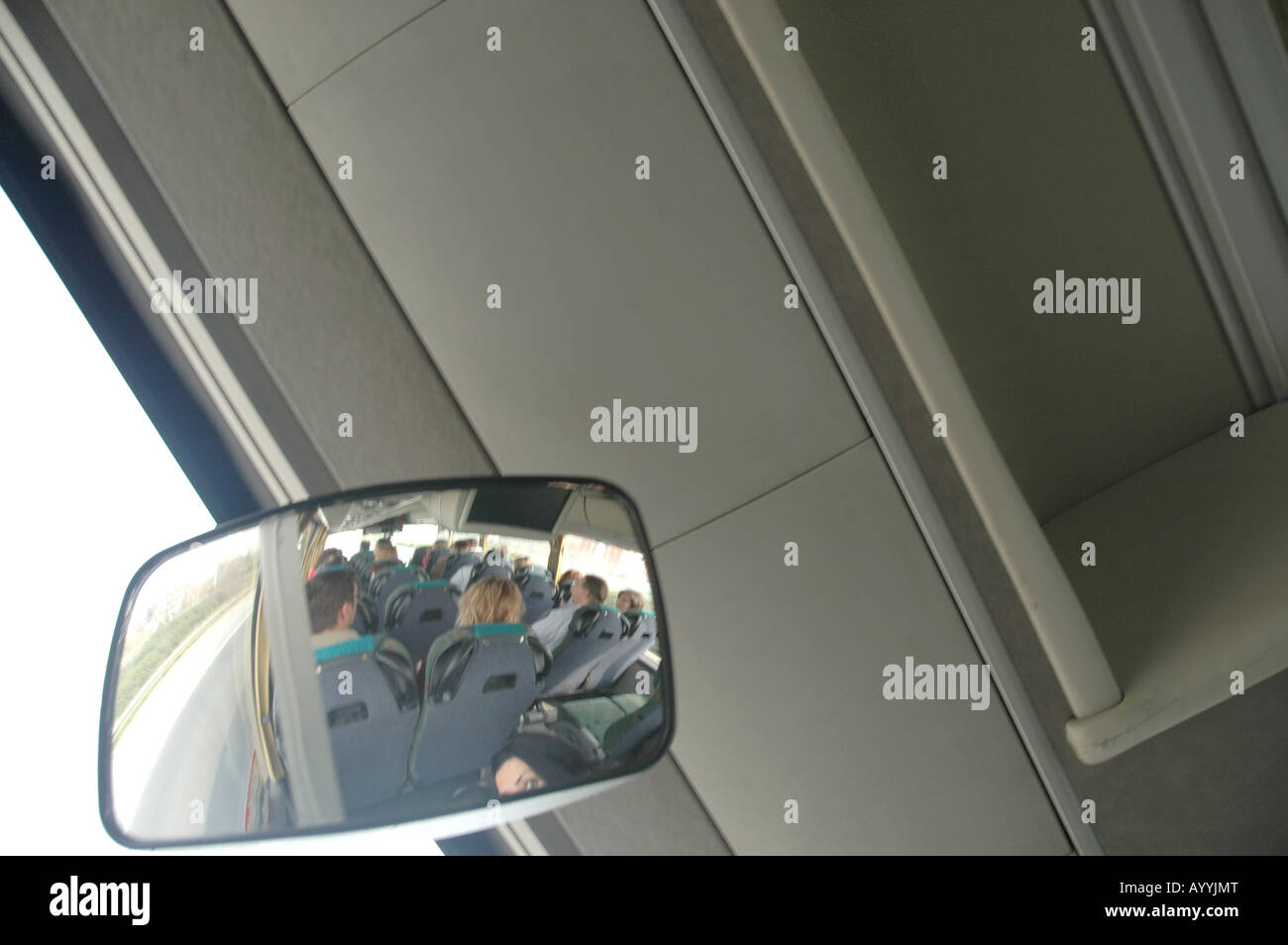 Viaggiare in viaggio travel Reisen Trasporti Trasporti Bus bus specchio interno Innenspiegel passeggeri photoshooting Passagiere Foto Stock