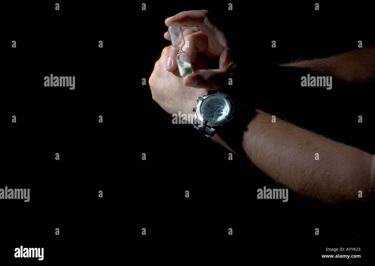 La misura del tempo di ieri e di oggi. la clessidra e l'orologio Foto stock  - Alamy