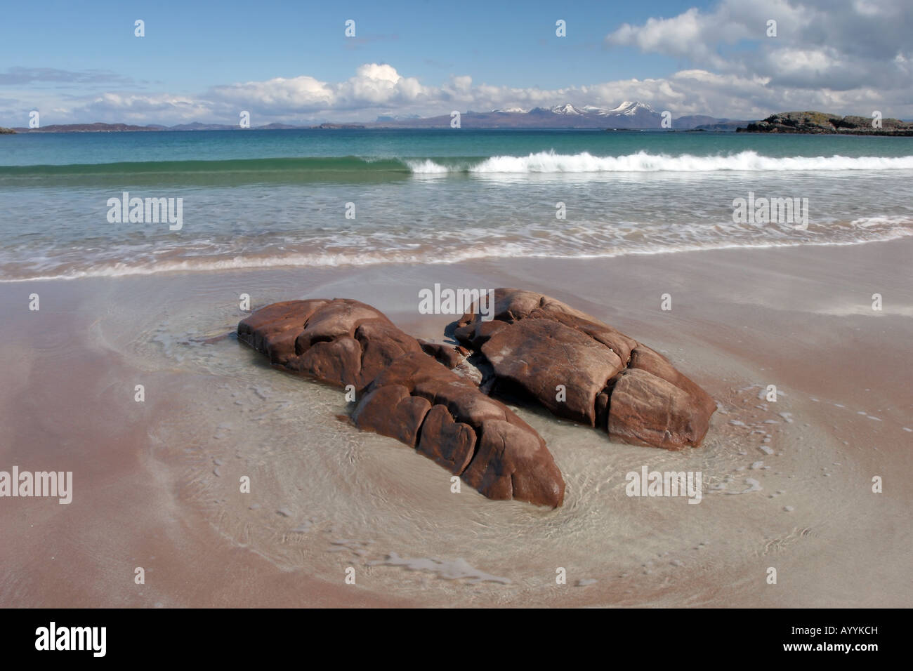 La spiaggia di Mellon Udrigle e Gruinard Bay con la gamma Coigach delle montagne sullo sfondo costa ovest della Scozia Foto Stock