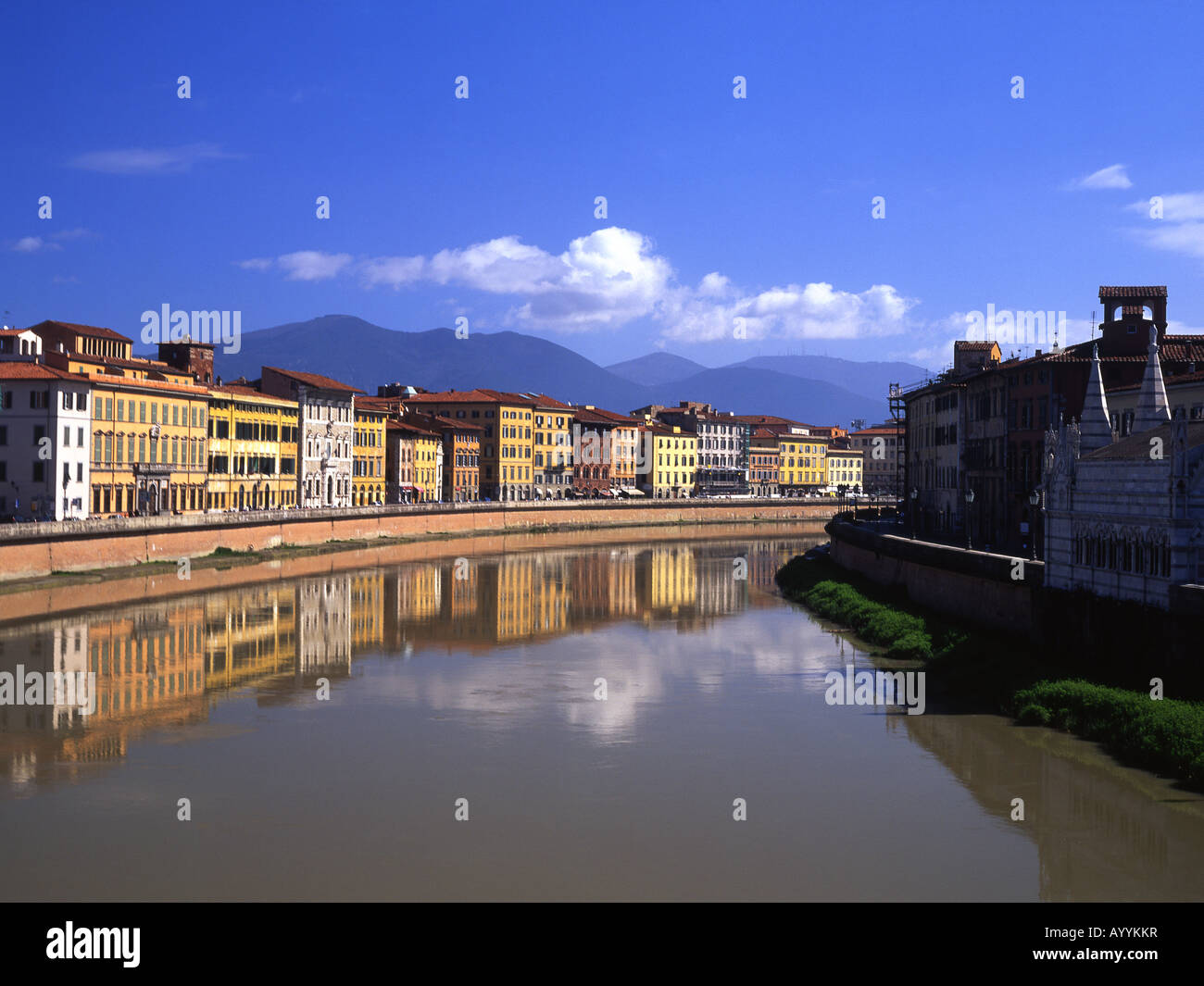 Arno riverfront Lungarno con le colline in lontananza Pisa Toscana Italia Foto Stock