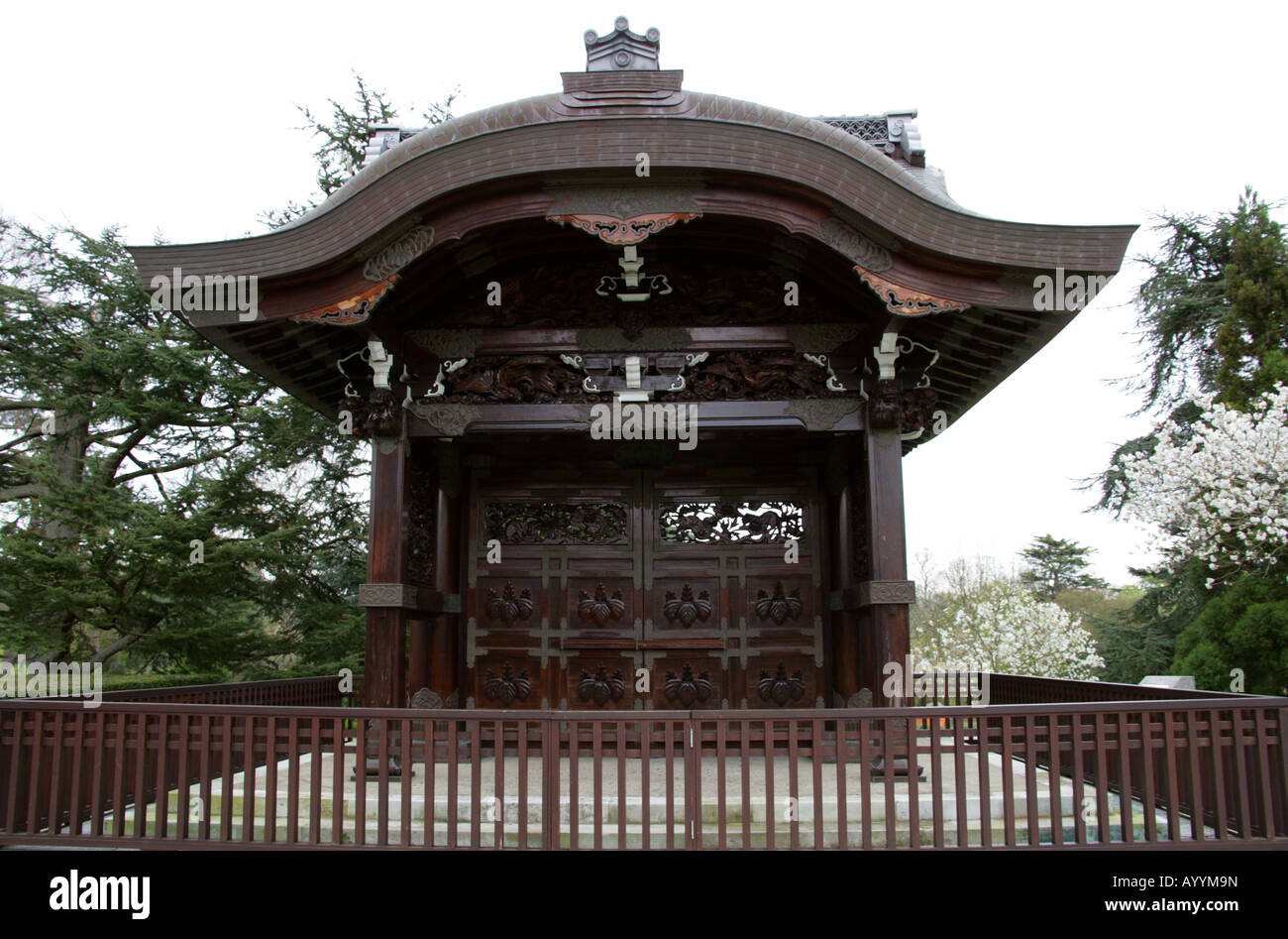 La Chokushi Mon Gateway della Imperial Messenger Royal Botanic Gardens di Kew Foto Stock