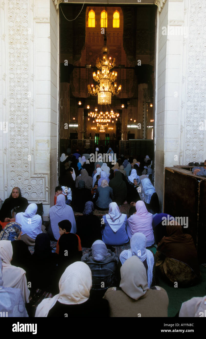 Le donne fedeli alla preghiera del venerdì al di fuori la Moschea di Abu Abbas al Mursi, Alessandria, Egitto. Foto Stock