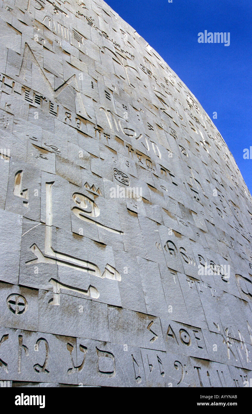Bibliotheca Alexandrina ad Alessandria, Egitto. Ufficialmente aperto nel 2002. Si tratta di un palazzo rinascimentale della ex grande libreria. Foto Stock