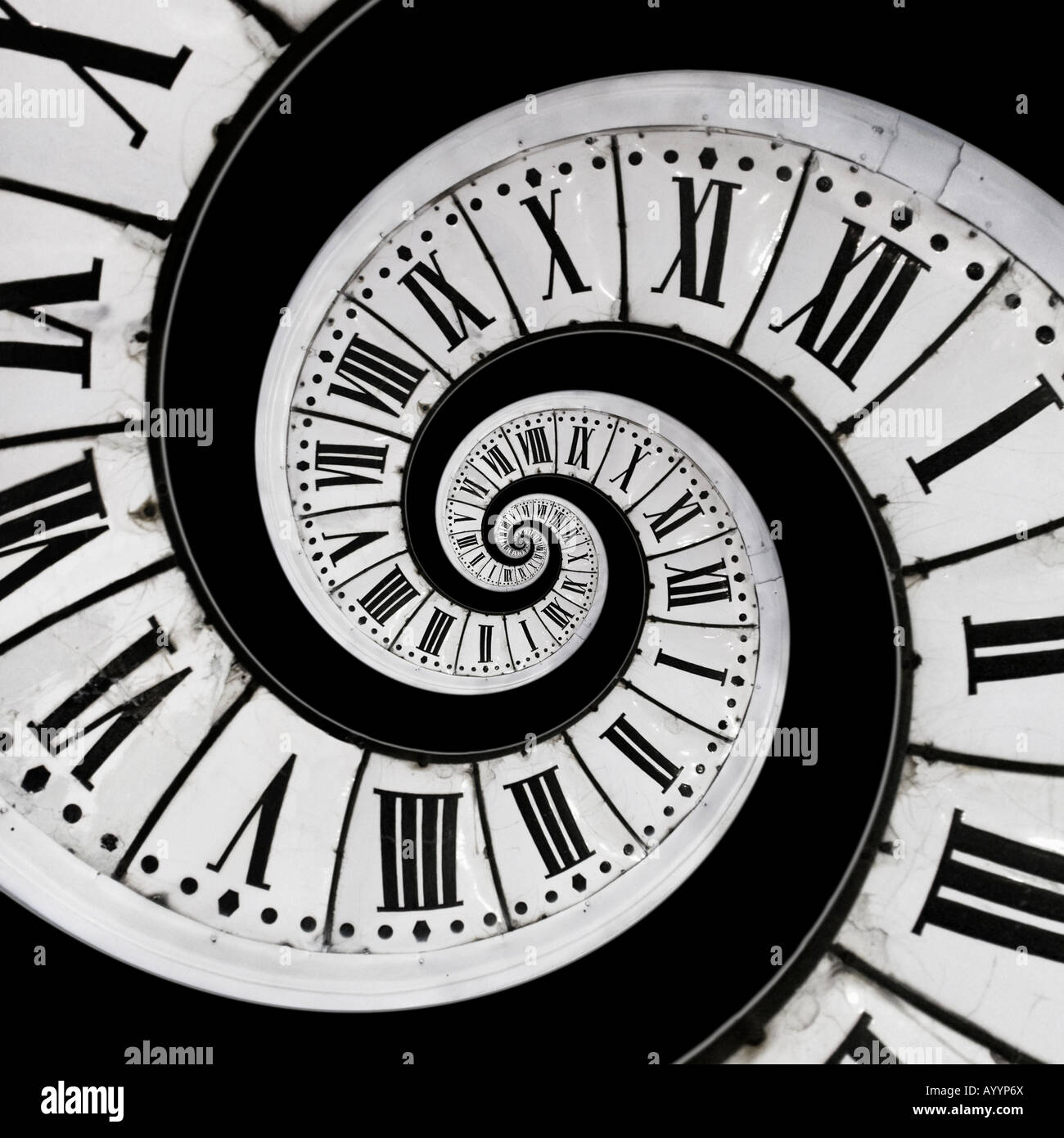 Il posizionamento in corrispondenza del centro di un vecchio orologio di una piccola copia della stessa faccia di clock. La mise en abîme d'onu cadran d' horloge. Foto Stock