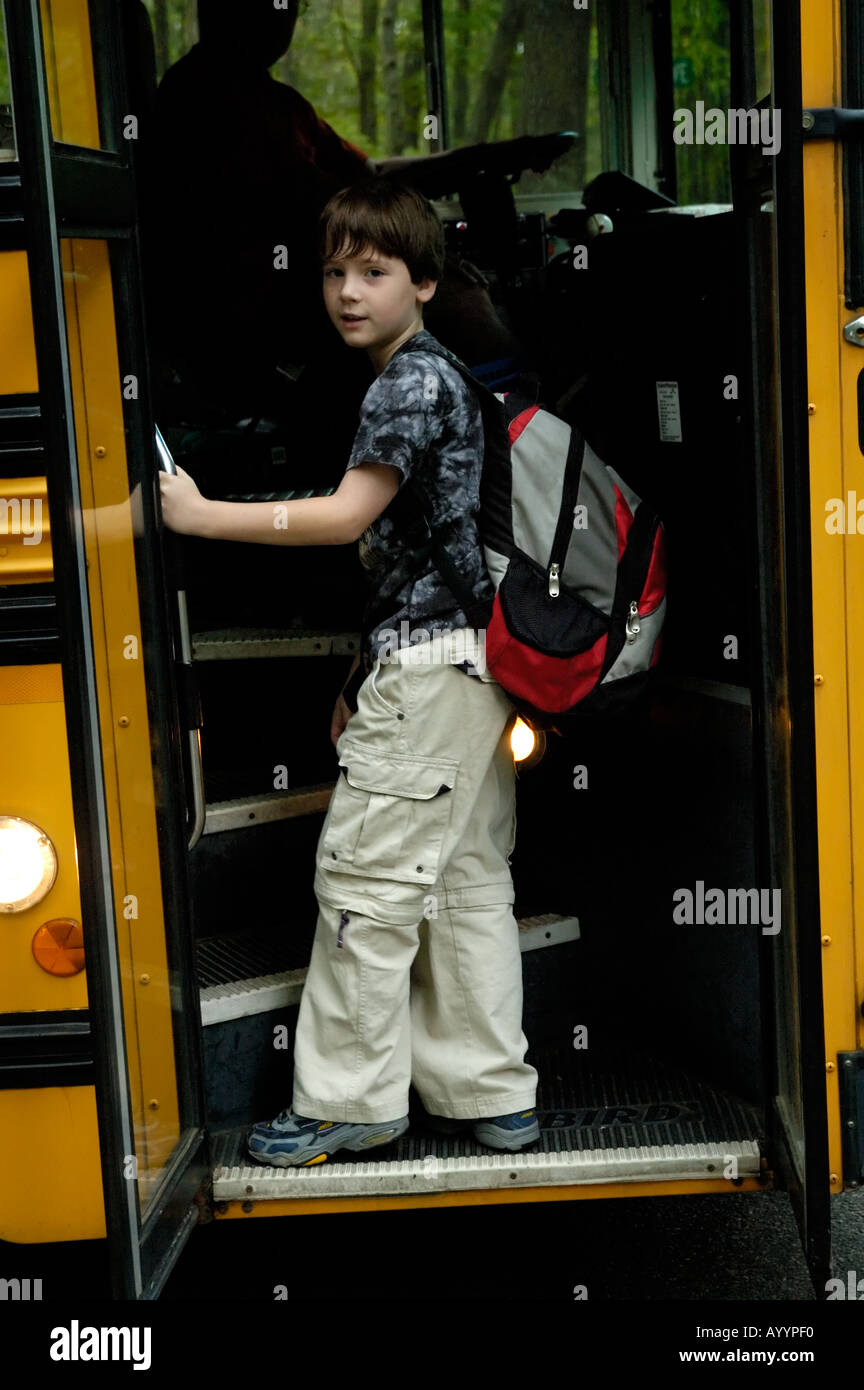 Primo giorno di scuola boy, 8, autobus Foto Stock