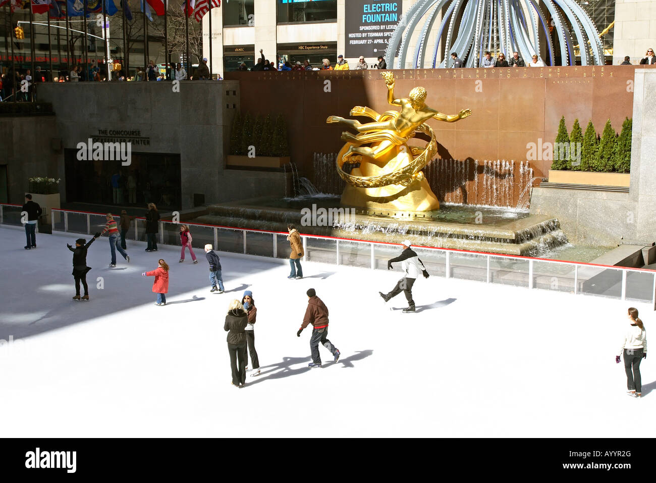 Pista di pattinaggio su ghiaccio al Rockefeller Plaza, NYC Foto Stock