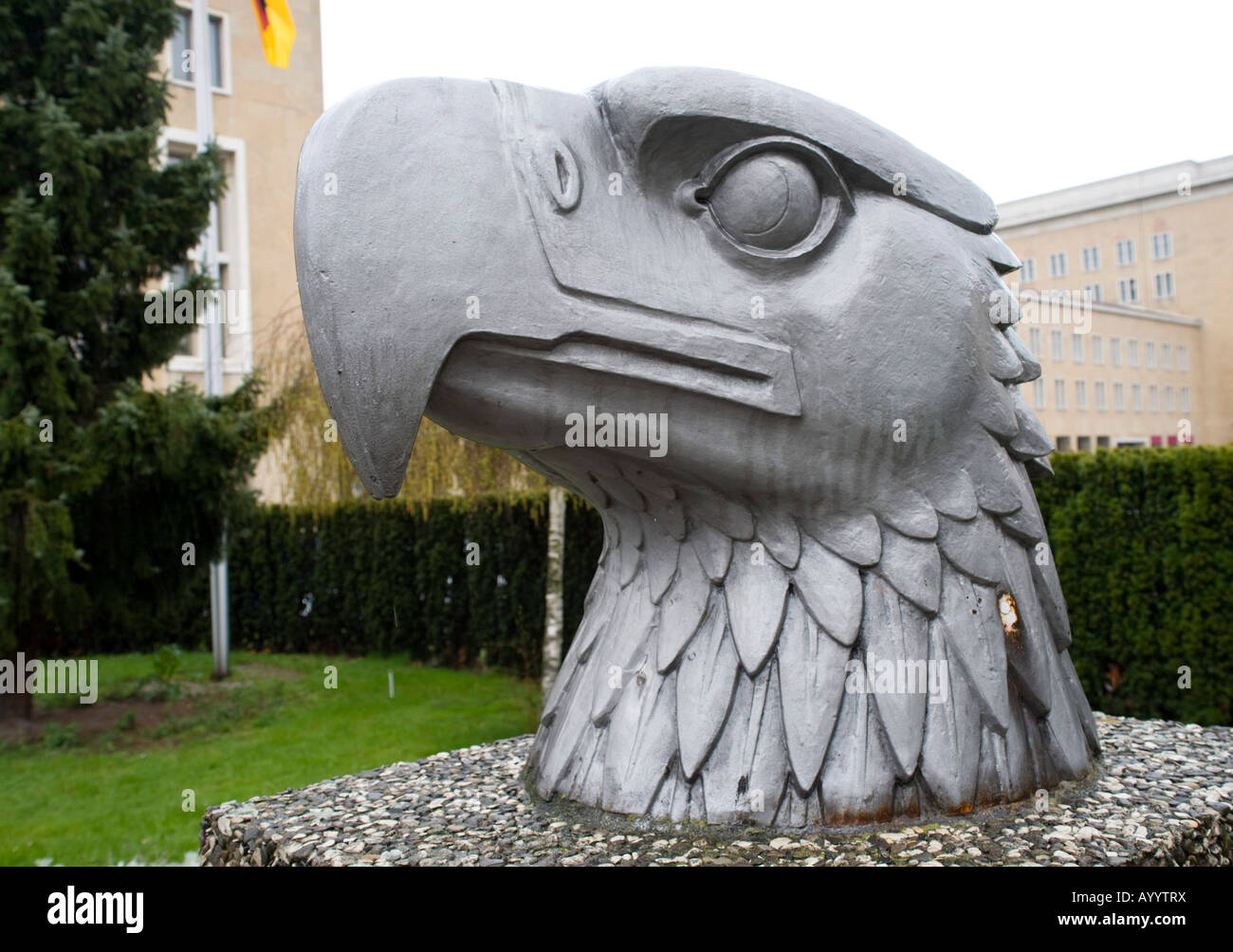 Eagle statua fuori dall'aeroporto Tempelhof di Berlino Germania 2008 Foto Stock