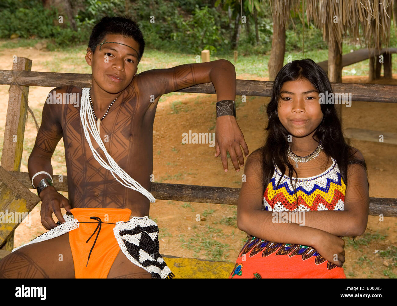 Embera Indian un ragazzo e una ragazza Fiume Chagres Panama Foto Stock