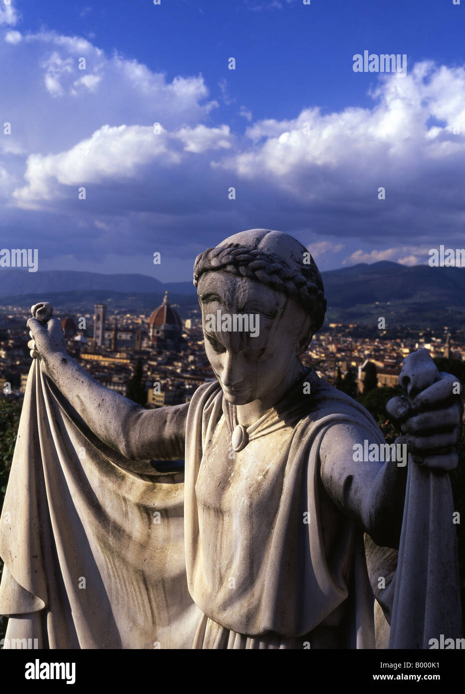 Statua di donna in San Miniato al Monte cimitero Duomo sfocati sullo sfondo Firenze Firenze Toscana Italia Foto Stock