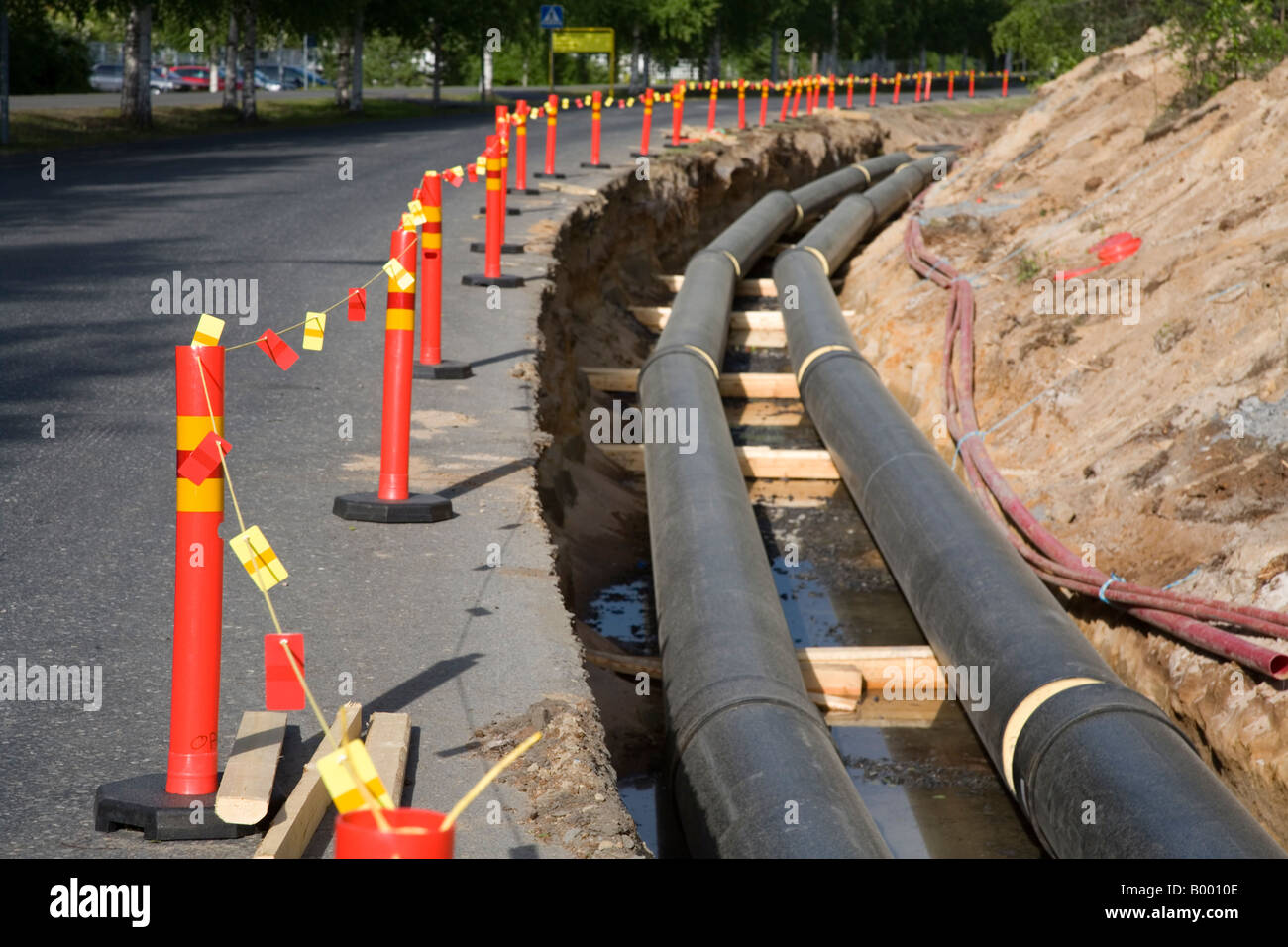 Interramento del teleriscaldamento pipeline a terra, recinzione di corda che segna il fosso Finlandia Foto Stock