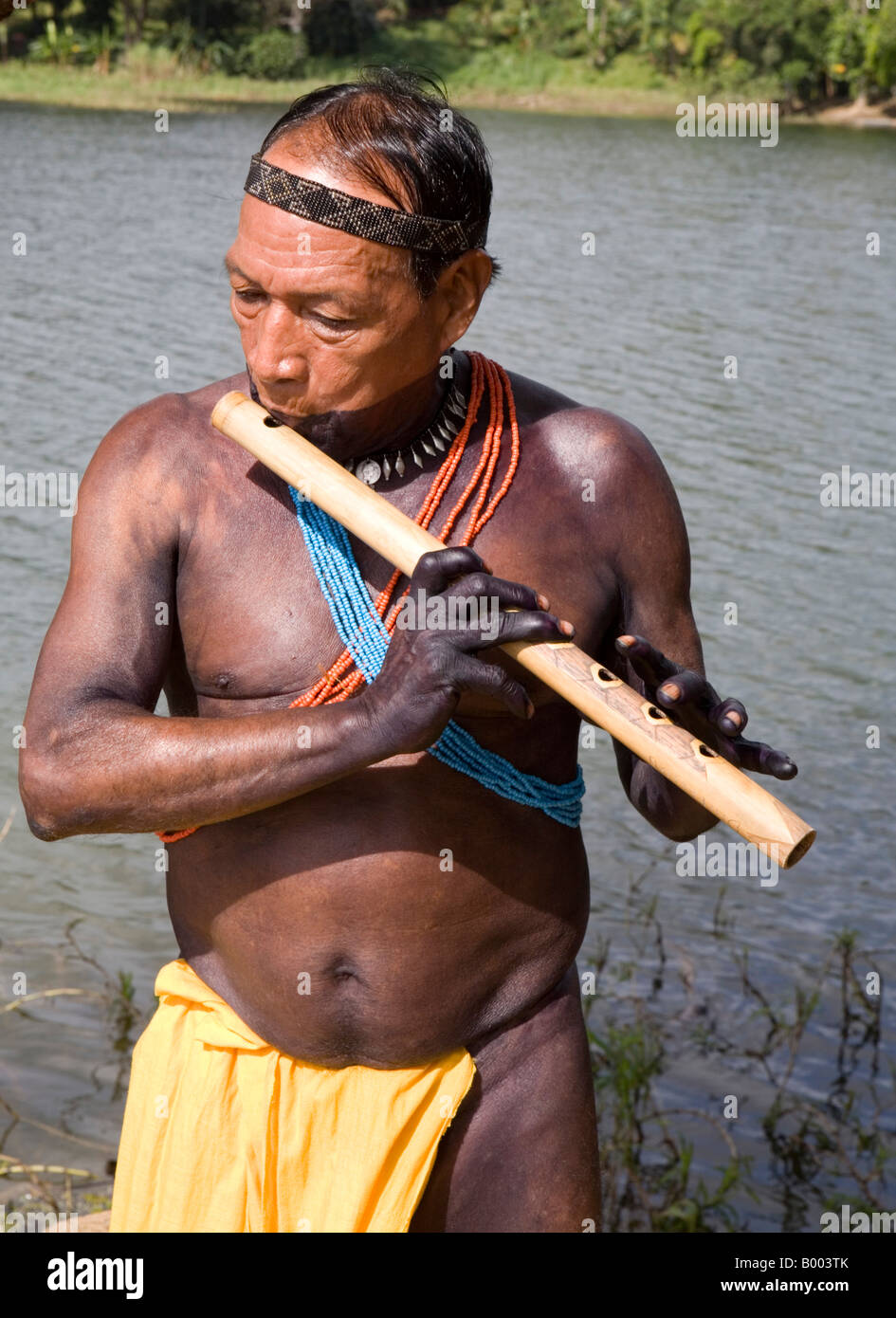 Embera Indian Flautista Fiume Chagres Panama Foto Stock