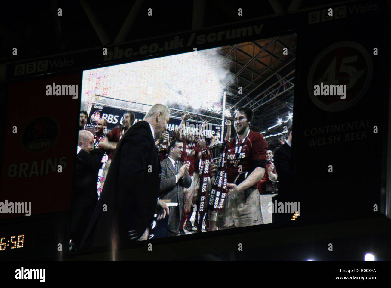 Ryan Jones, il capitano del Galles presenta le 6 Nazioni trofeo a Warren Gatland, Millenium Stadium di Cardiff, 2008 Foto Stock