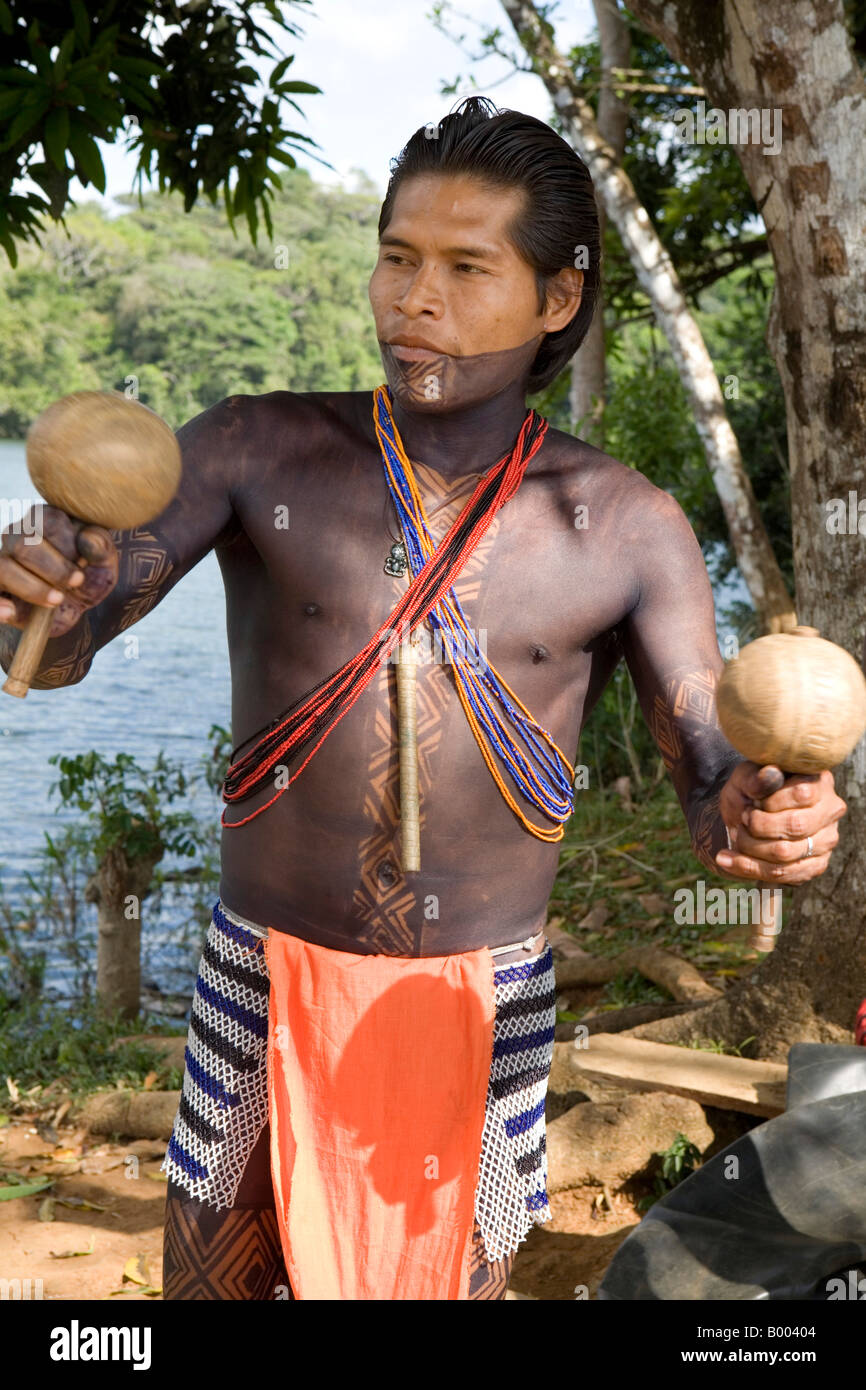 Embera percussionista indiano Fiume Chagres Panama Foto Stock