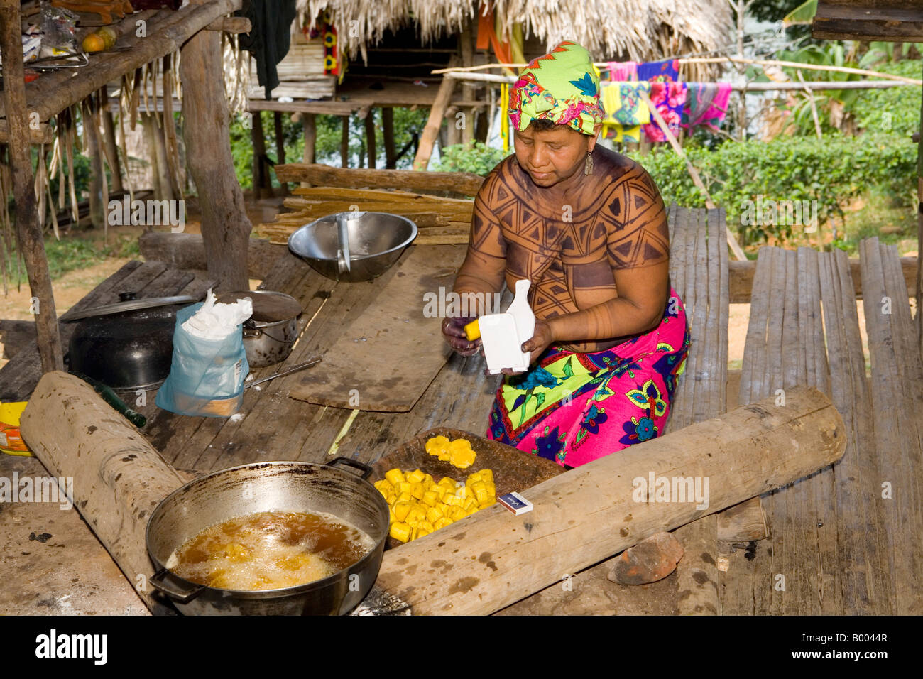 Embera donna indiana in cucina parte del Rifugio Fiume Chagres Panama Foto Stock