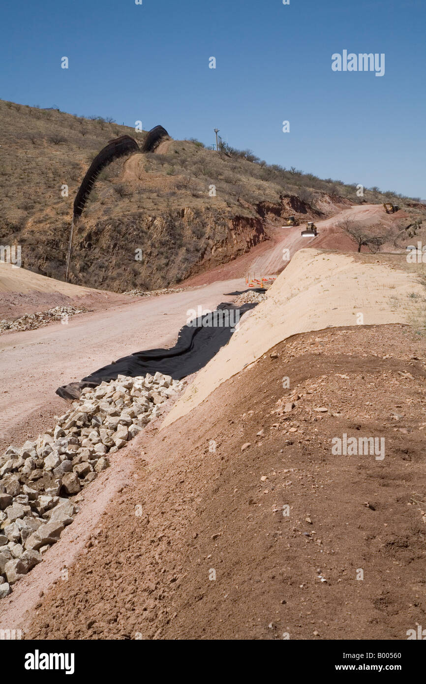 Strada essendo costruito da guardia nazionale vicino al confine messicano Foto Stock