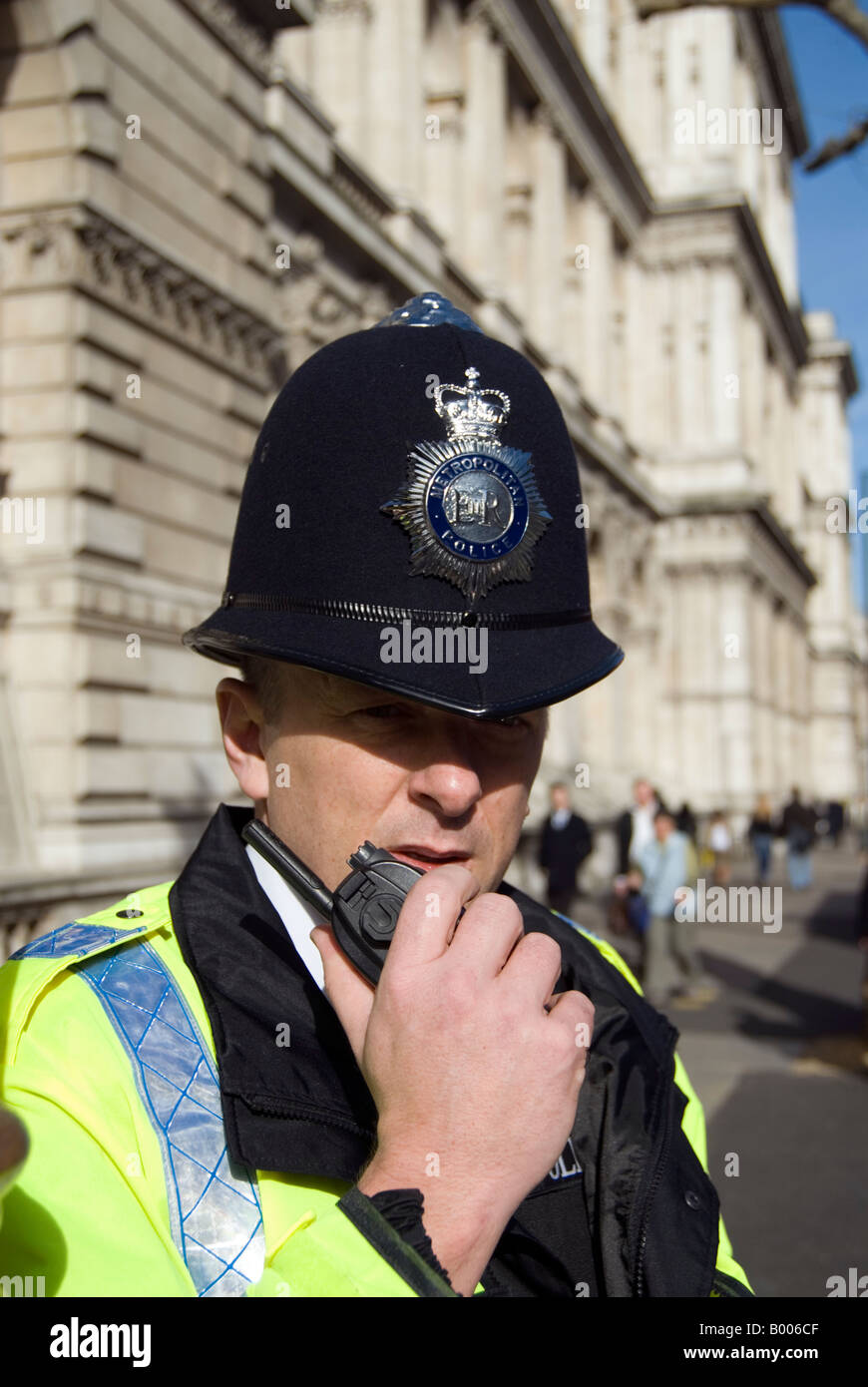 Poliziotto a parlare su un walkie-talkie Londra Inghilterra REGNO UNITO Foto Stock